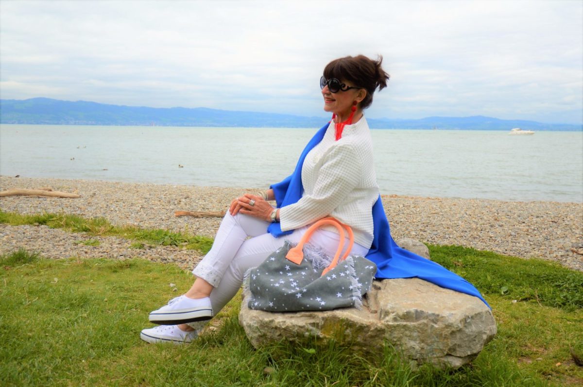 weiße Jeans mit Sneakers