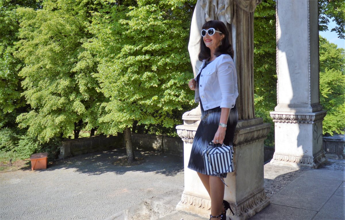 JEansjacke weiß mit Kleid