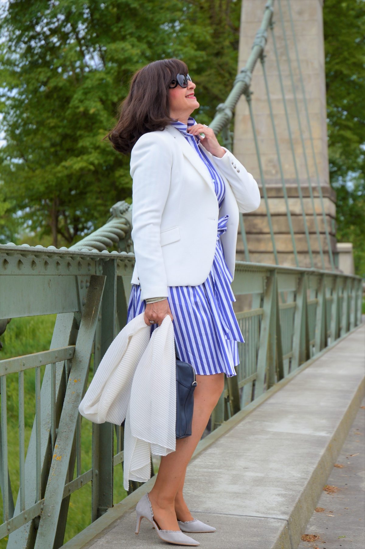 weißer Blazer mit Kleid