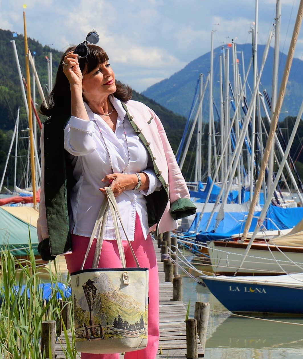 weiße Bluse und Janker