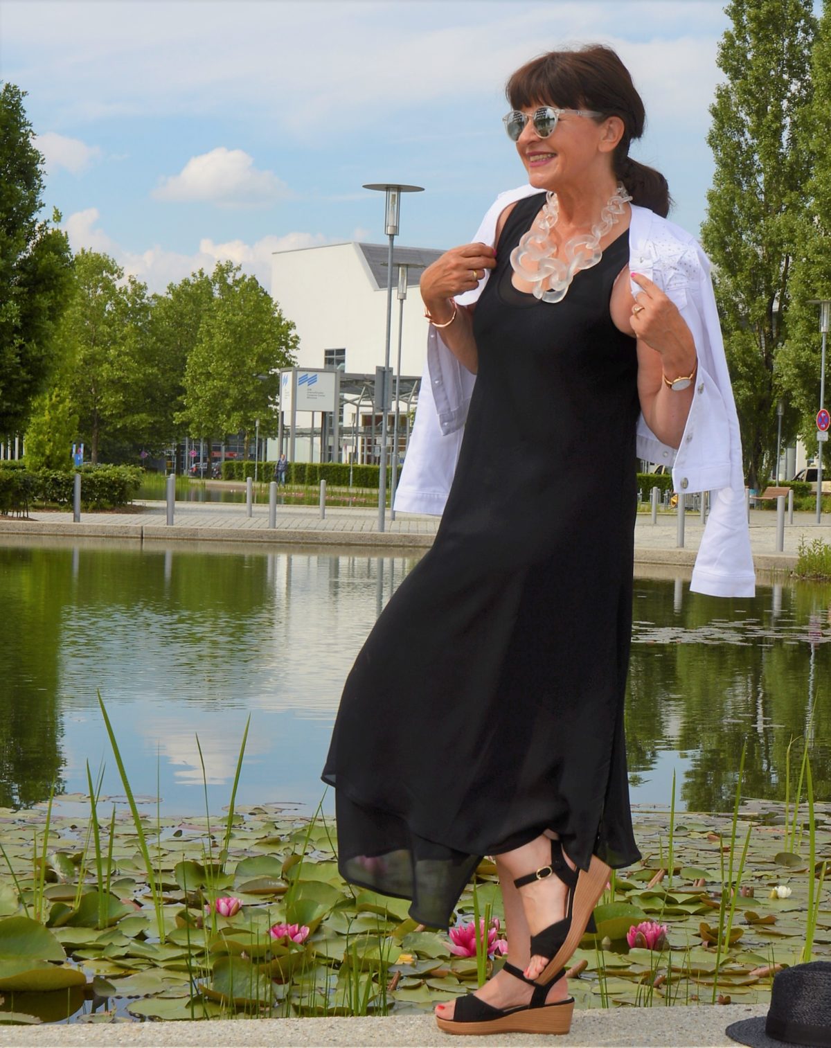 weiße Jeansjacke mit Sommerkleid