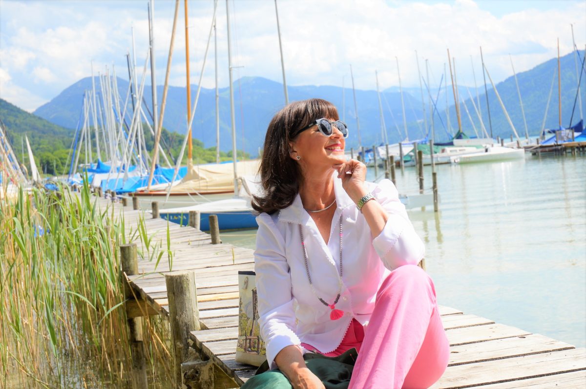 Jeans und weiße Bluse