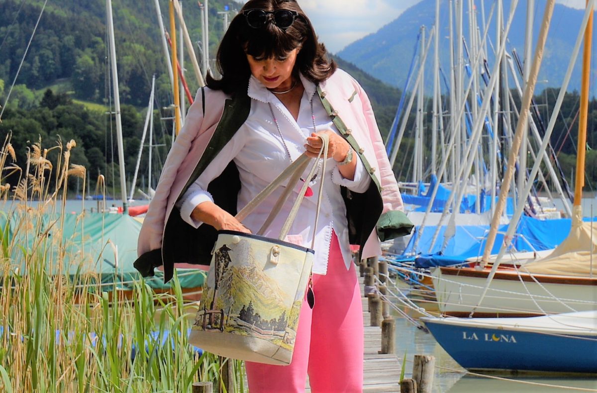 Weiße Bluse mit Janker