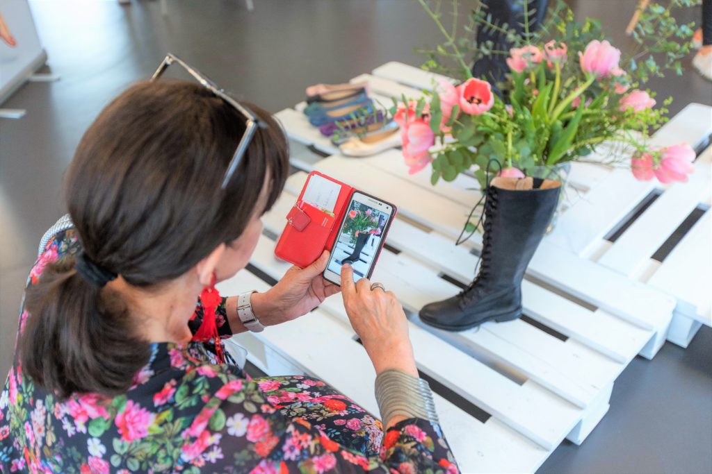 Lady 50plus mit Stiefel