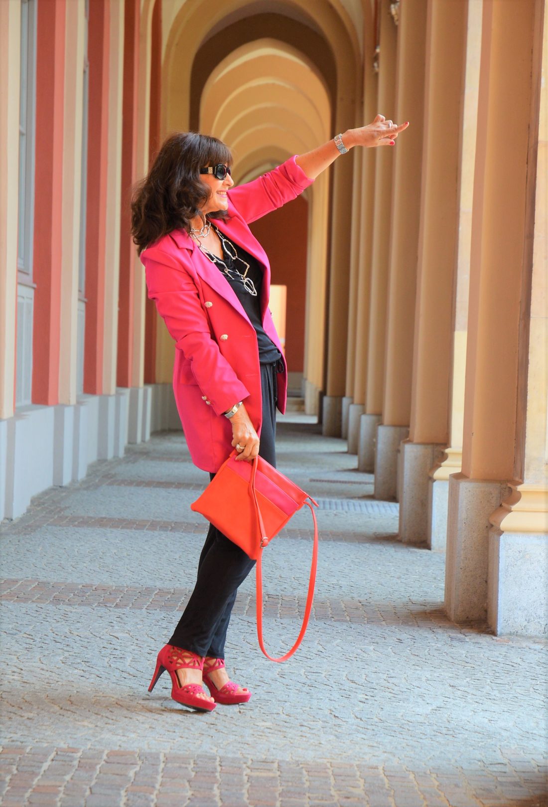 Schwarzer Jumpusit und PINK