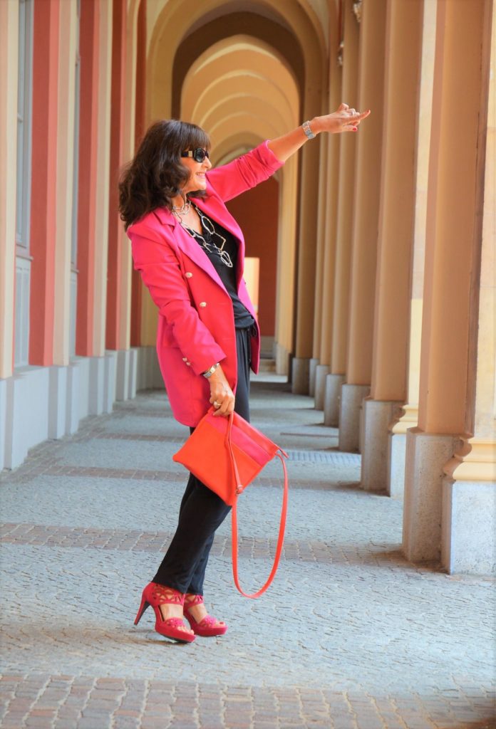 Schwarzer Jumpusit und PINK