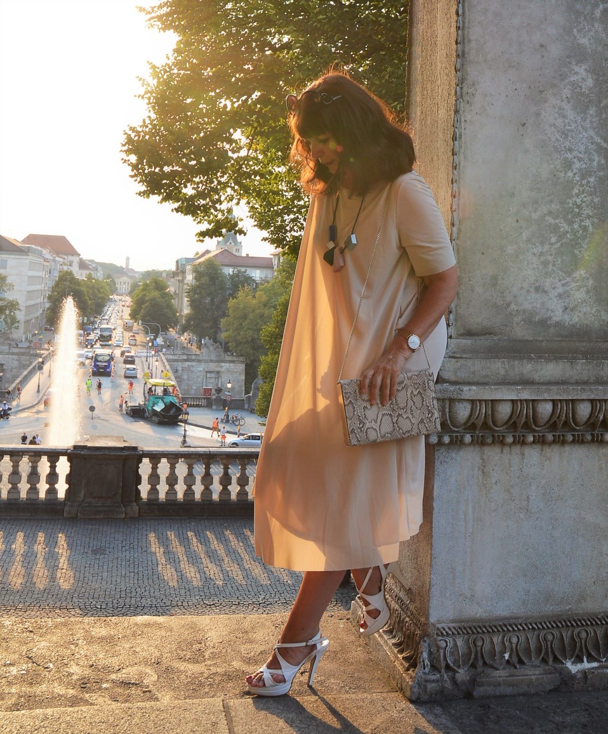 Abendstimmung im COS Kleid