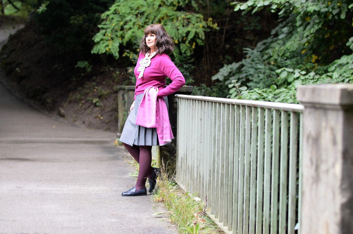 Grauer Kilt im Herbst