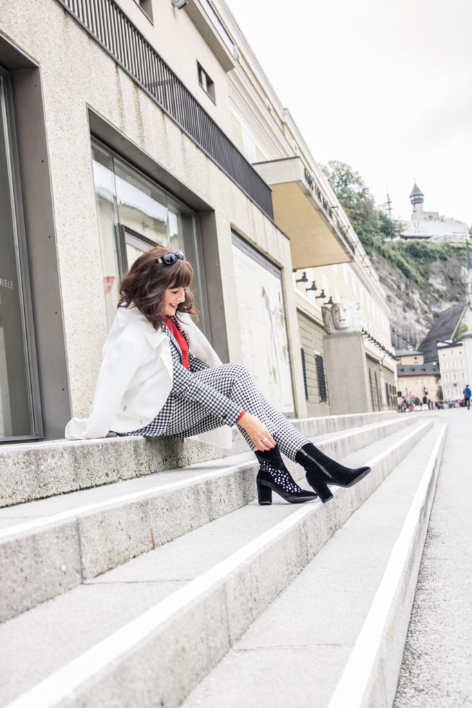 weißer Trendcoat mit Anzug