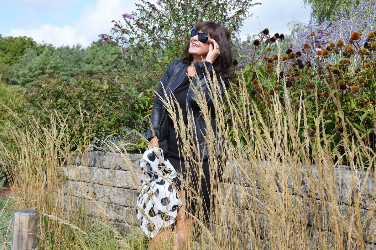 Lederjacke und Kleid in schwarz