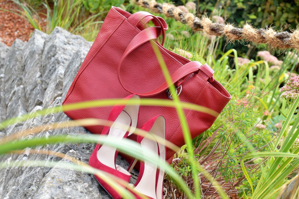 rote Tasche rote Schuhe