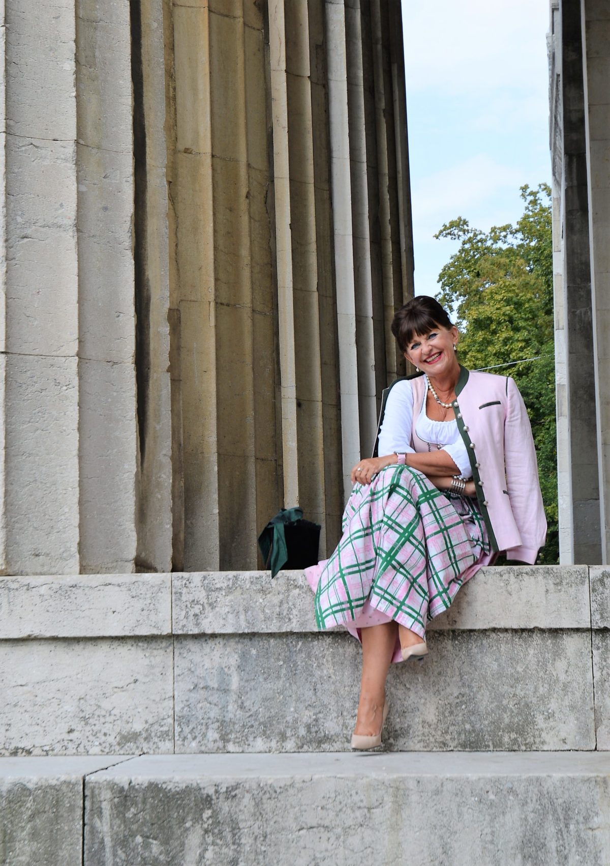 Rosa Dirndl mit Schürze