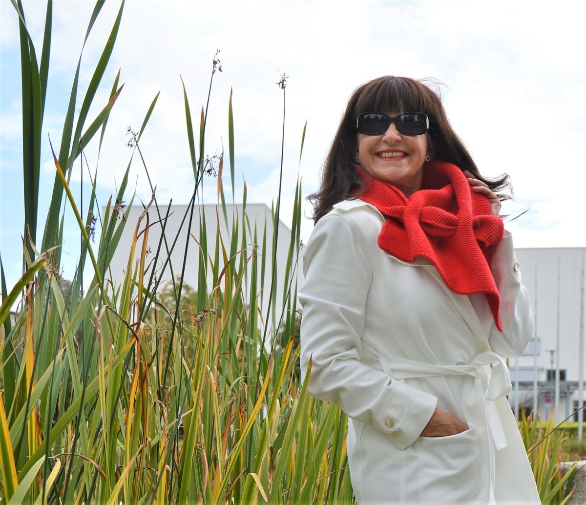 roter Schal weißer Trenchcoat