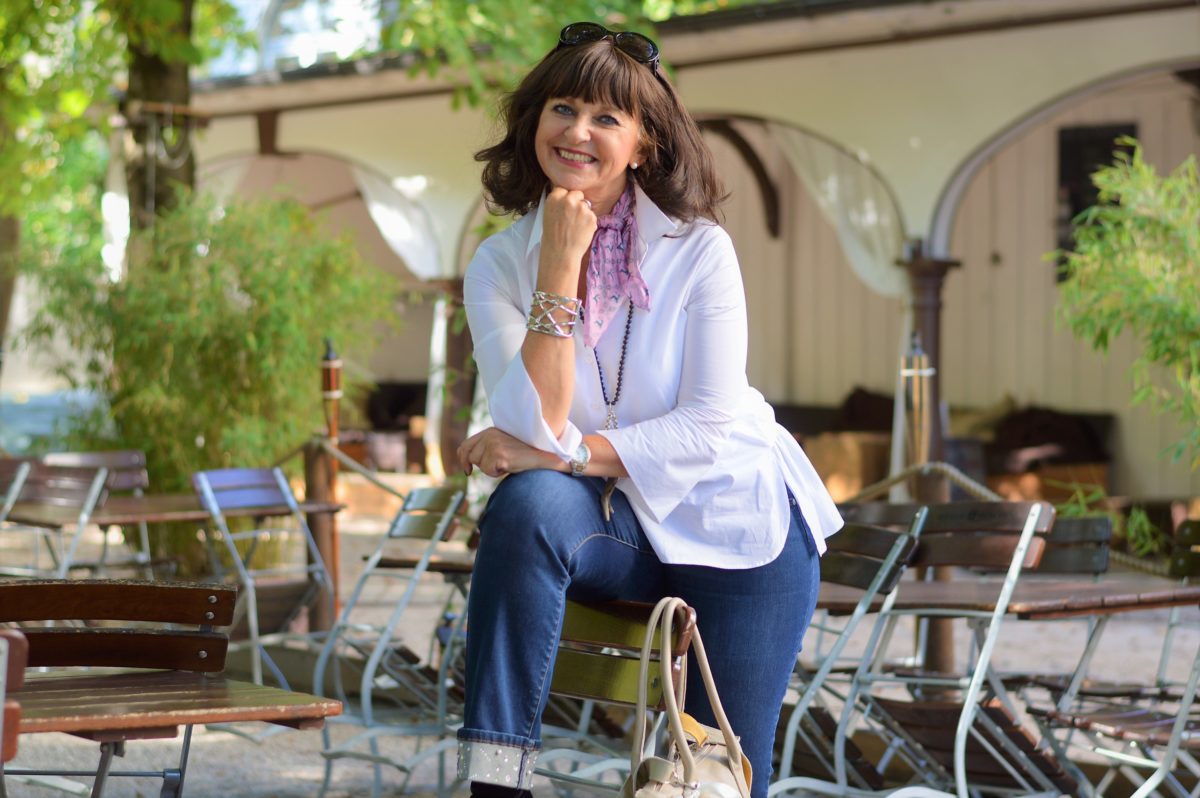 weiße Bluse und Jeans Herbst