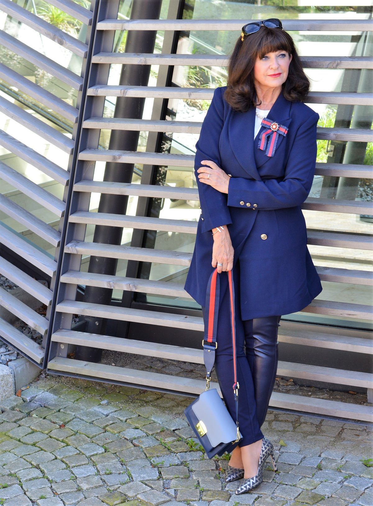 Look mit Tasche und Brosche