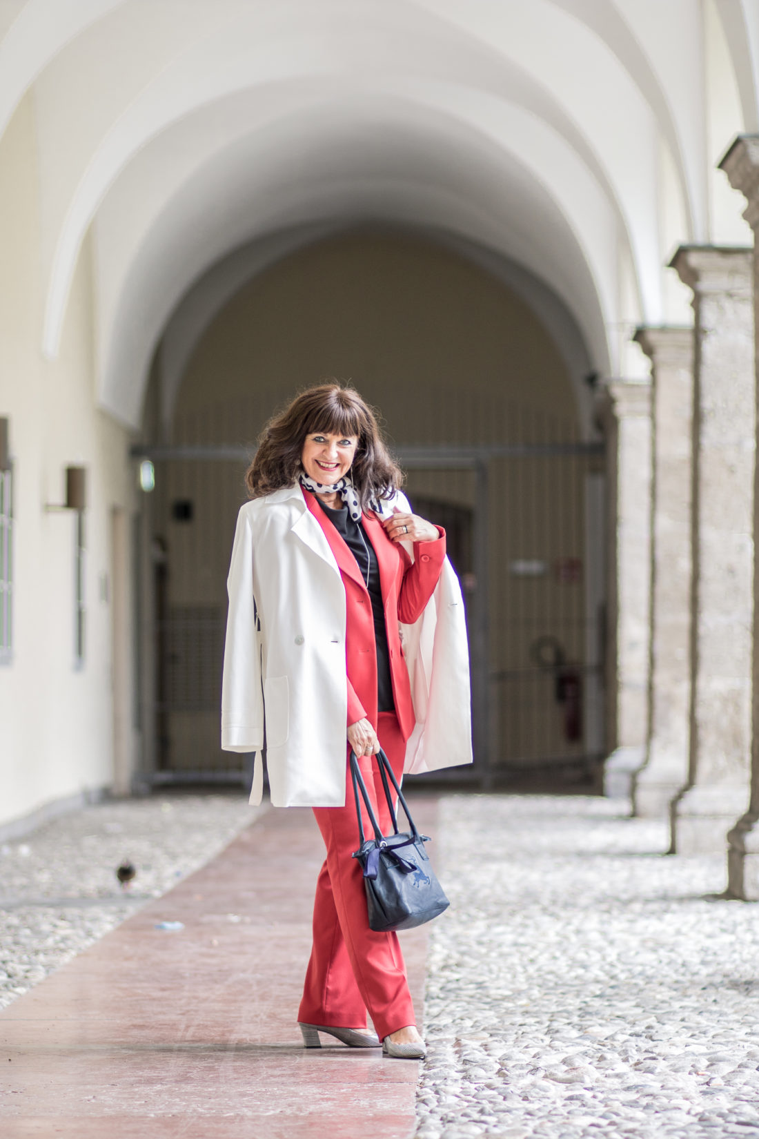 Roter Hosenanzug mit Mantel