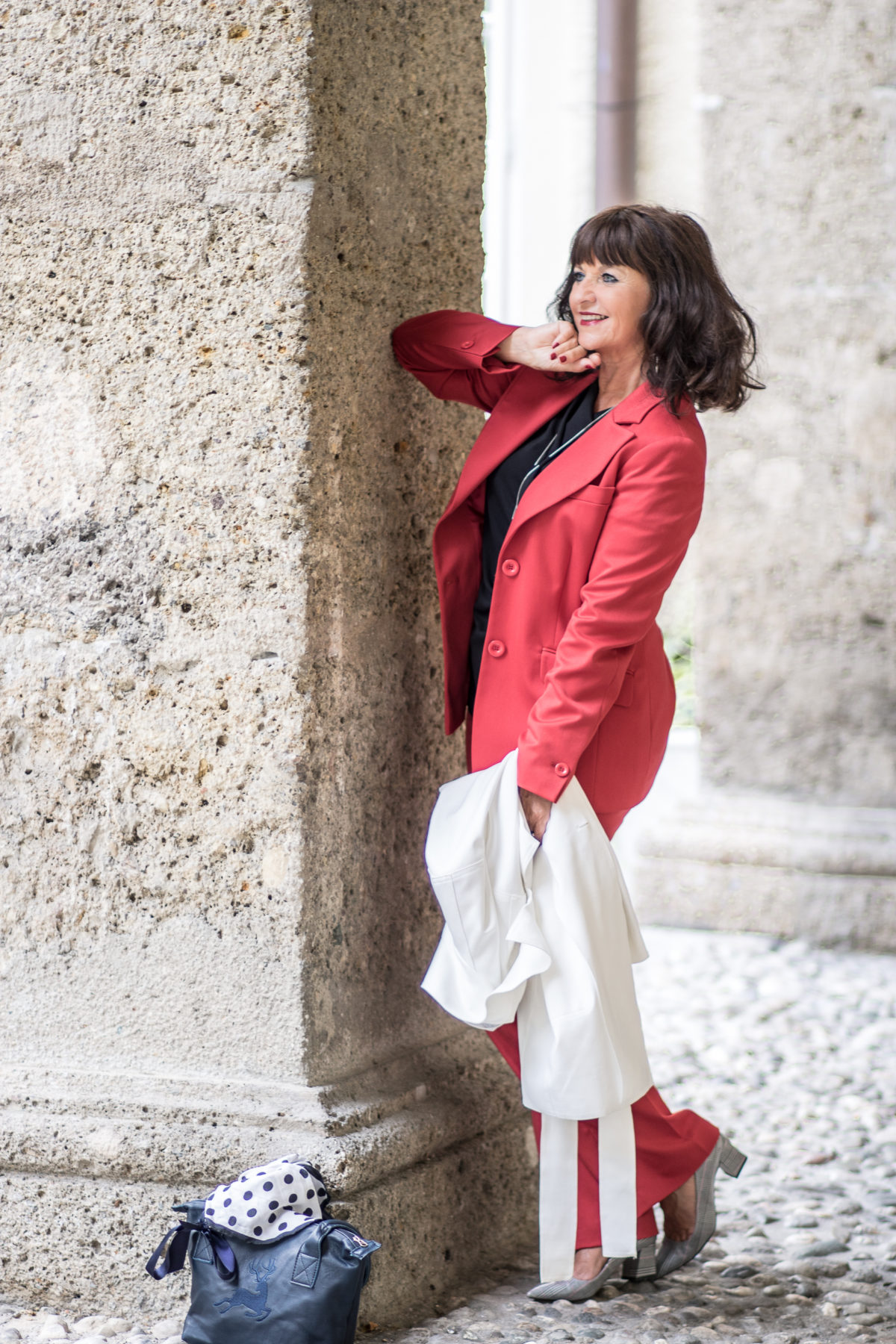 Hosenanzug mit hellem Mantel