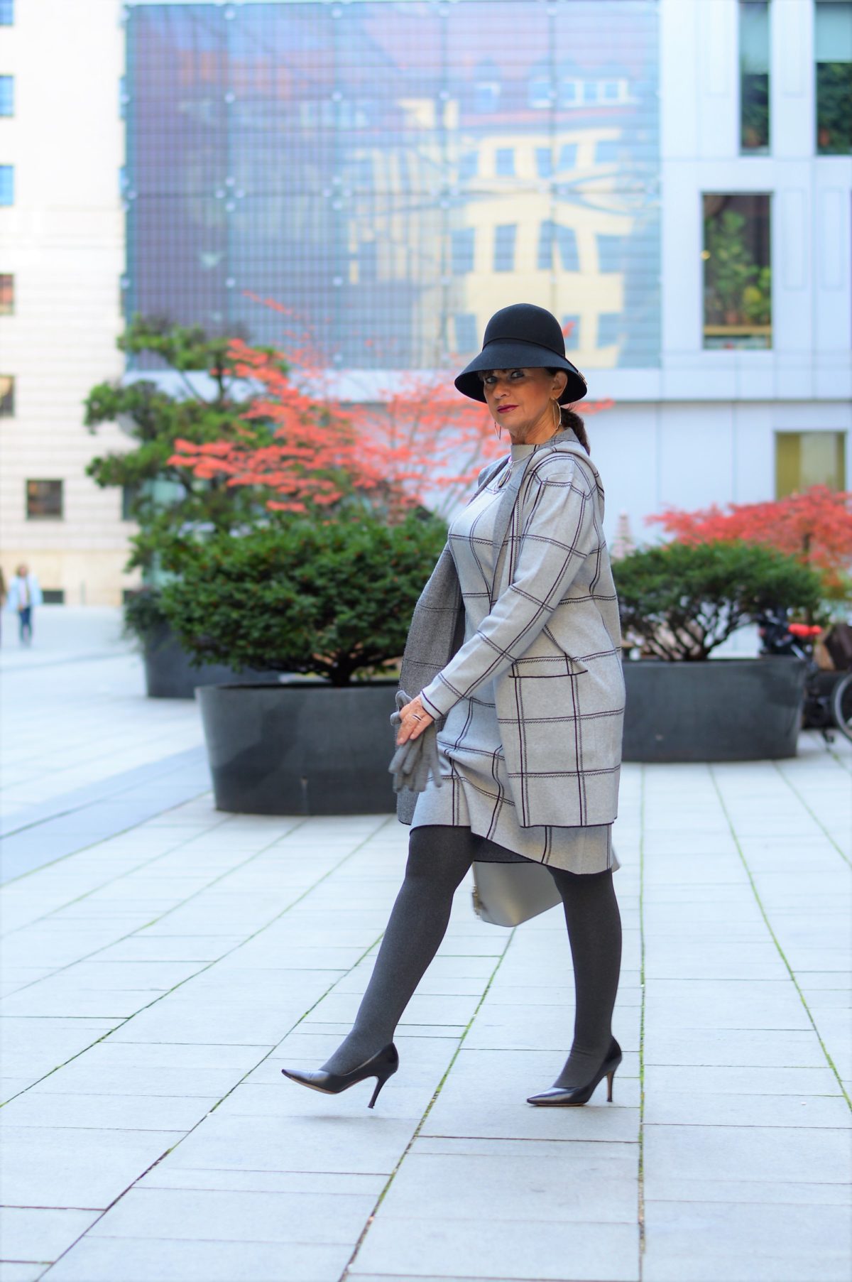 Grauers Kleid mit Strickmantel