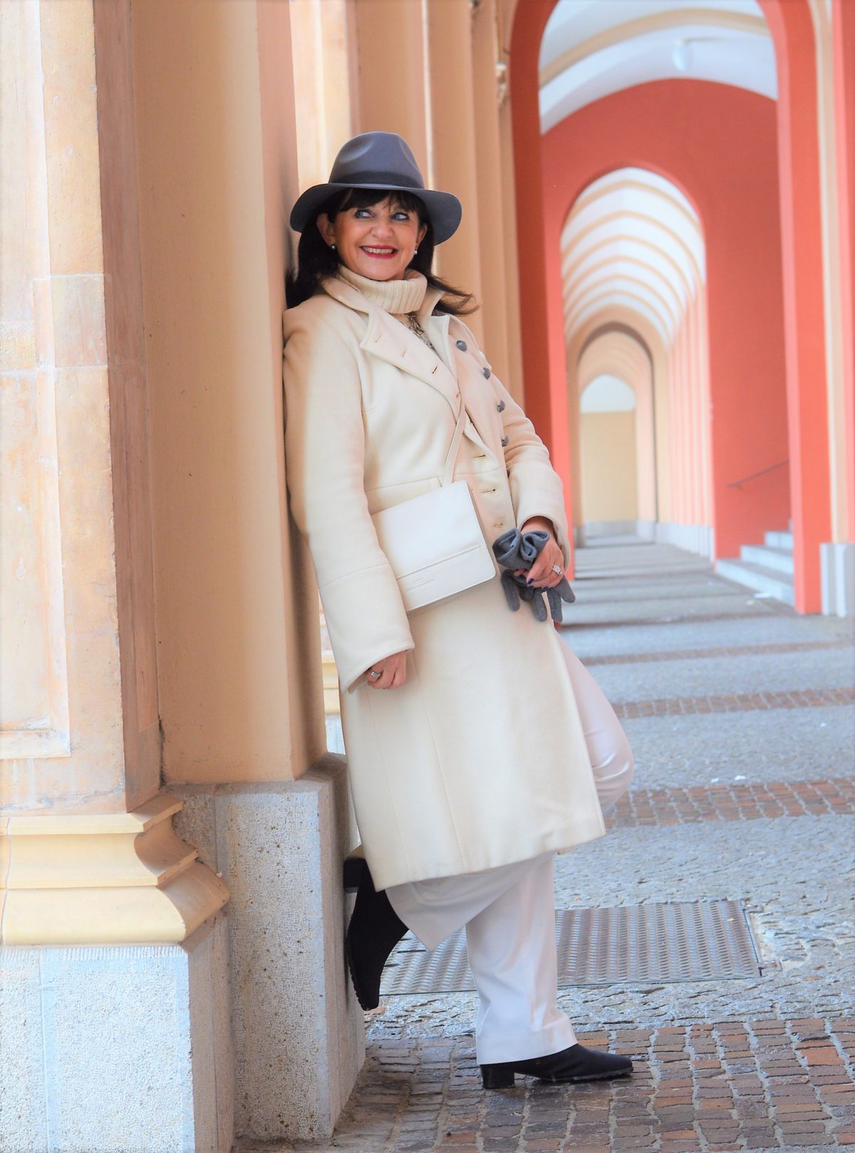 Weißer Mantel mit weißer Hose