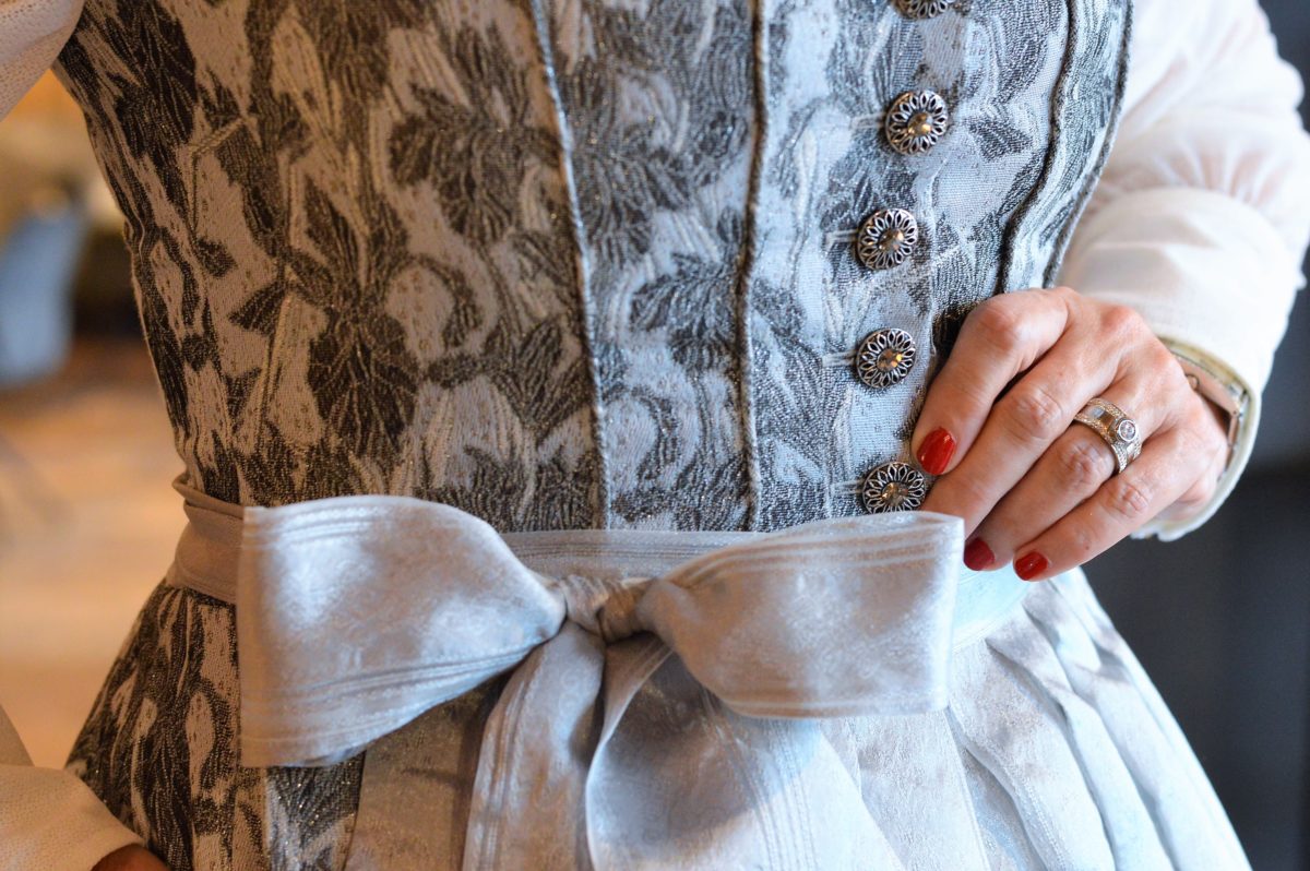 Knöpfe und Schleife