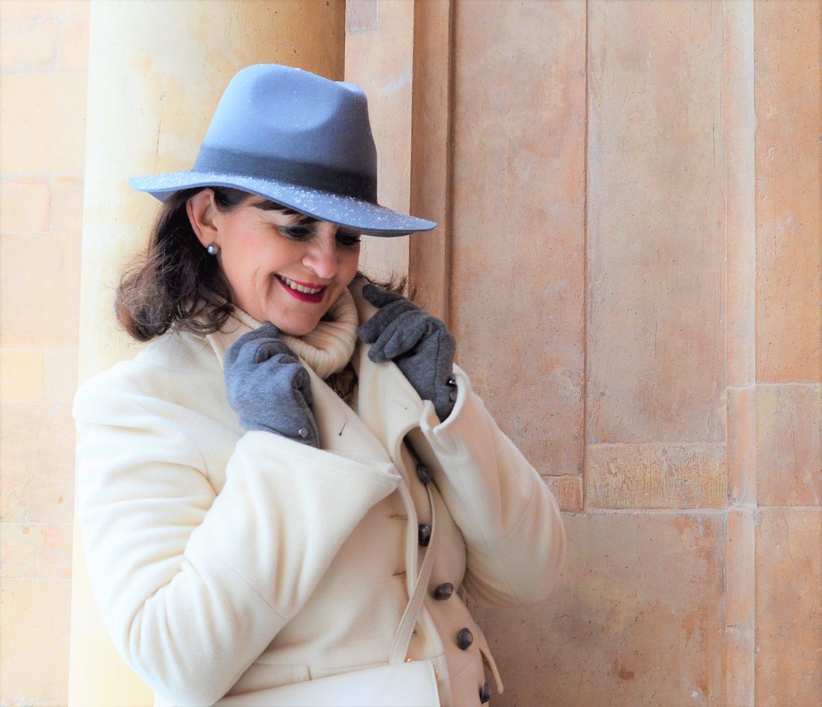 Hut und Handschuhe grau