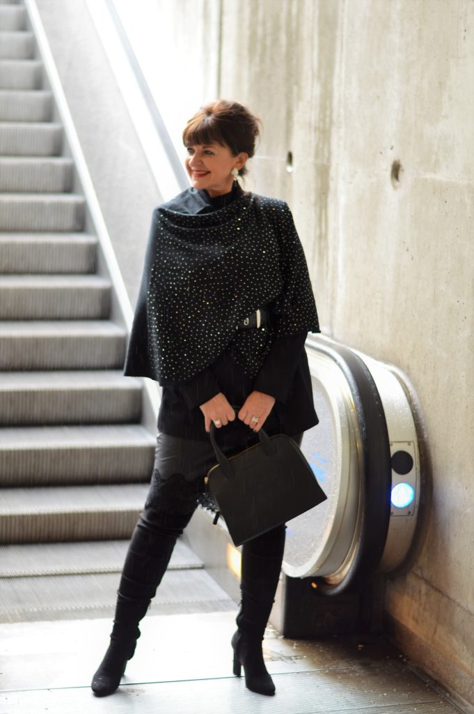 schwarzer Lederrock mit Spitze