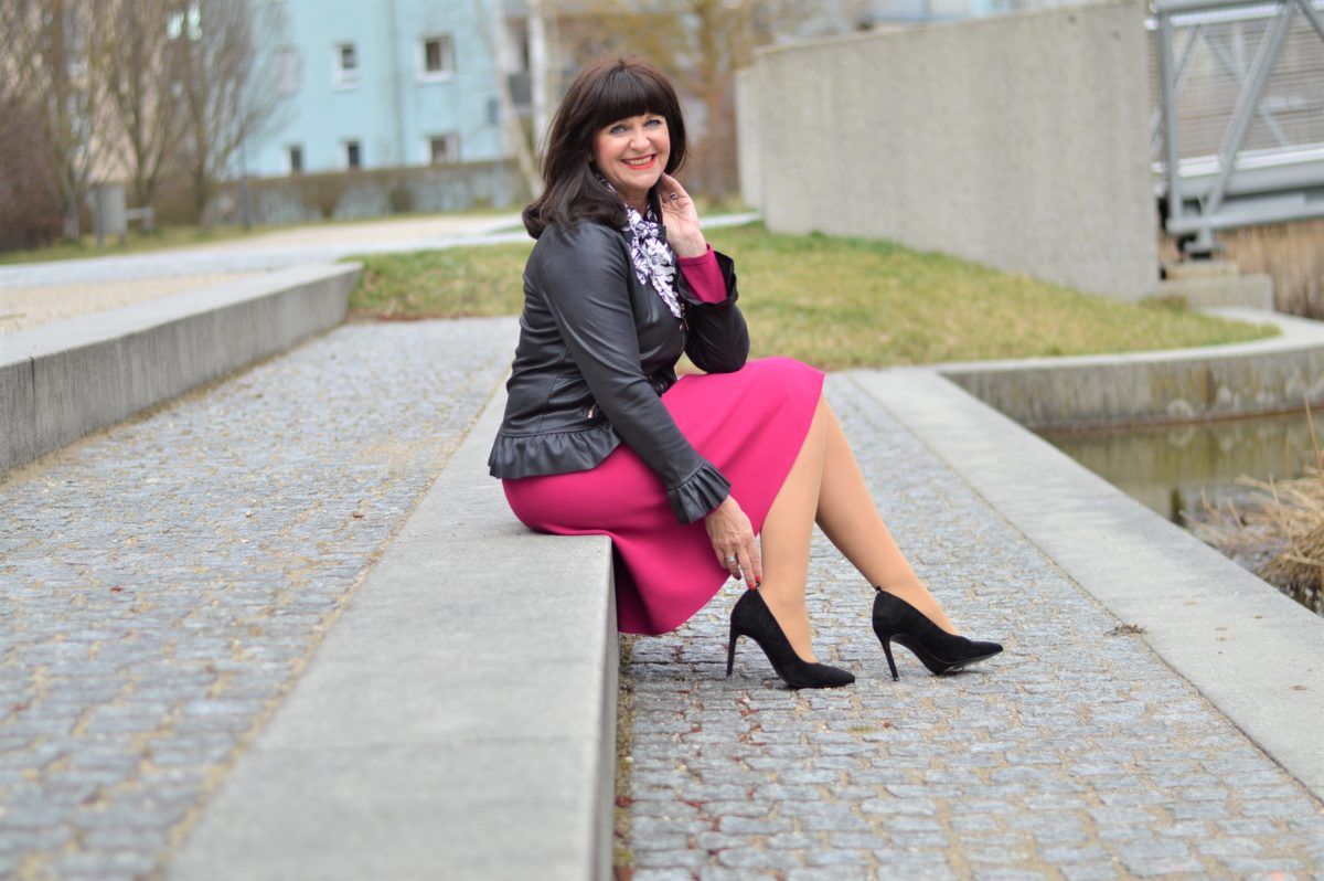 Kleid mit schwarzen Highheels