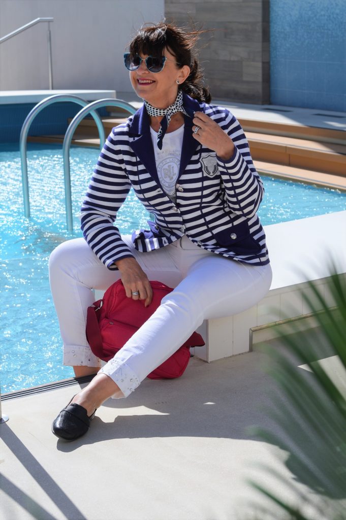 Gestreifter Blazer mit weißer Jeans