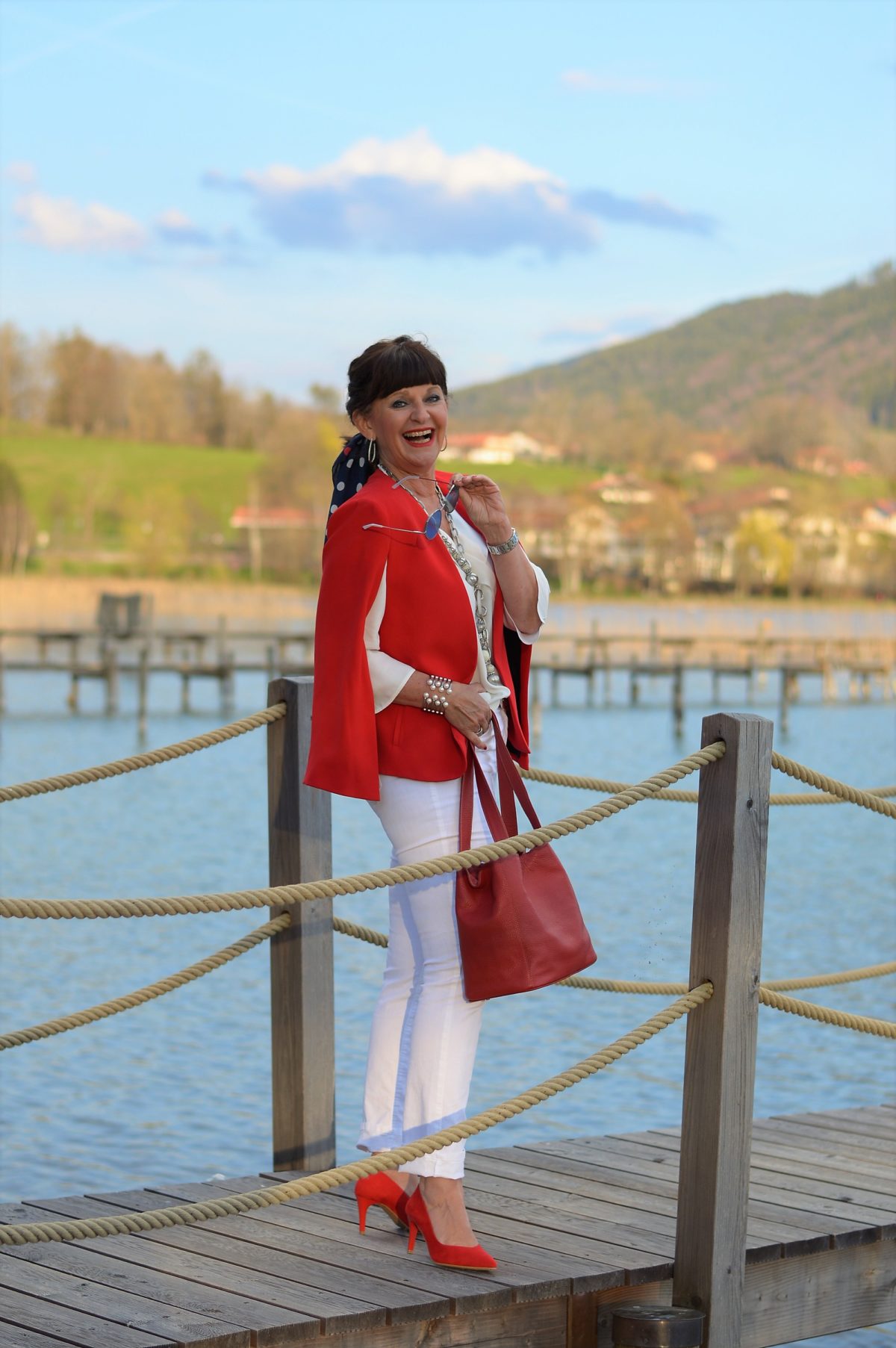 Jeans mit rotem Oberteil