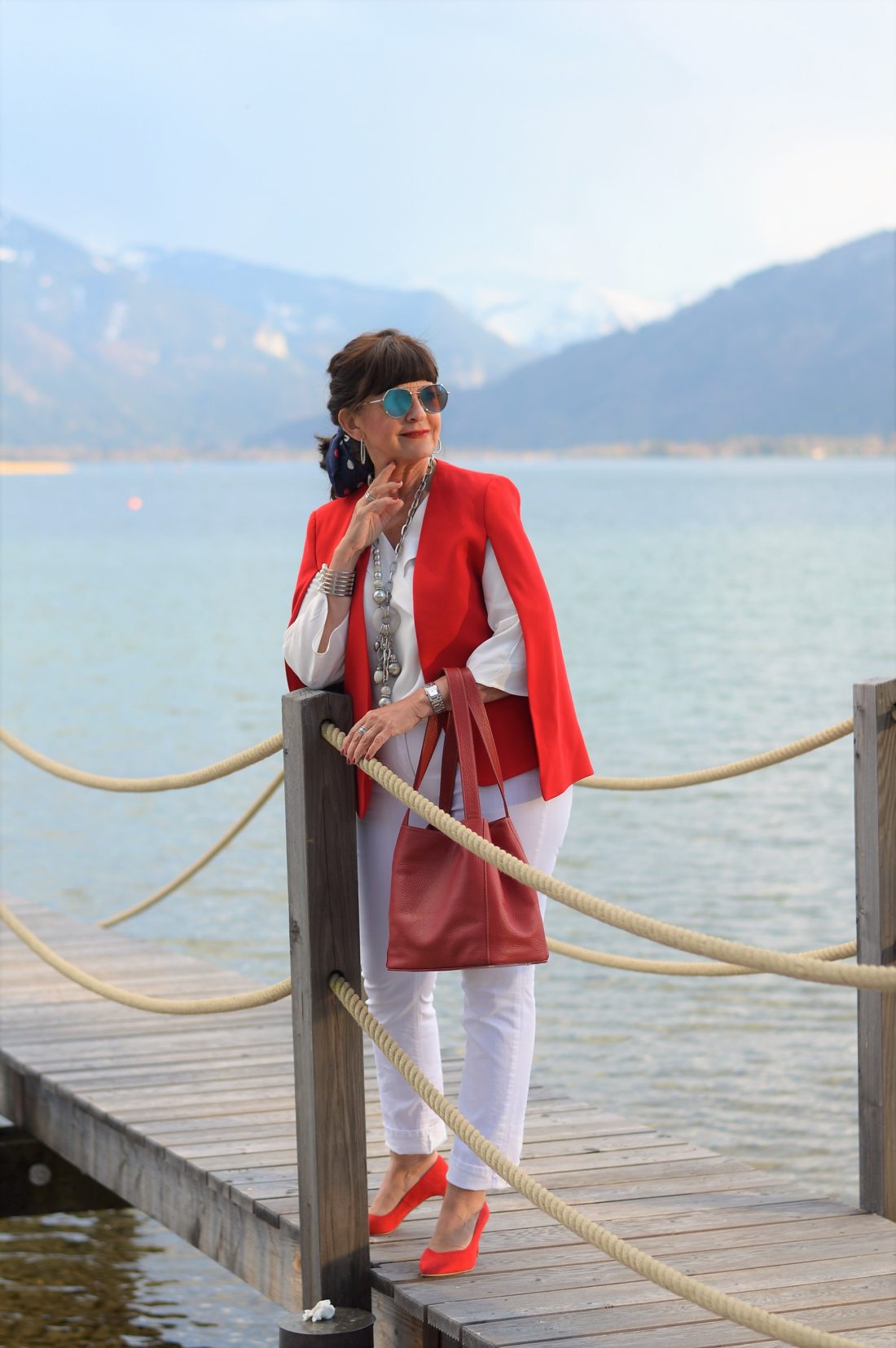 Rotes Cape mit weißer Jeans