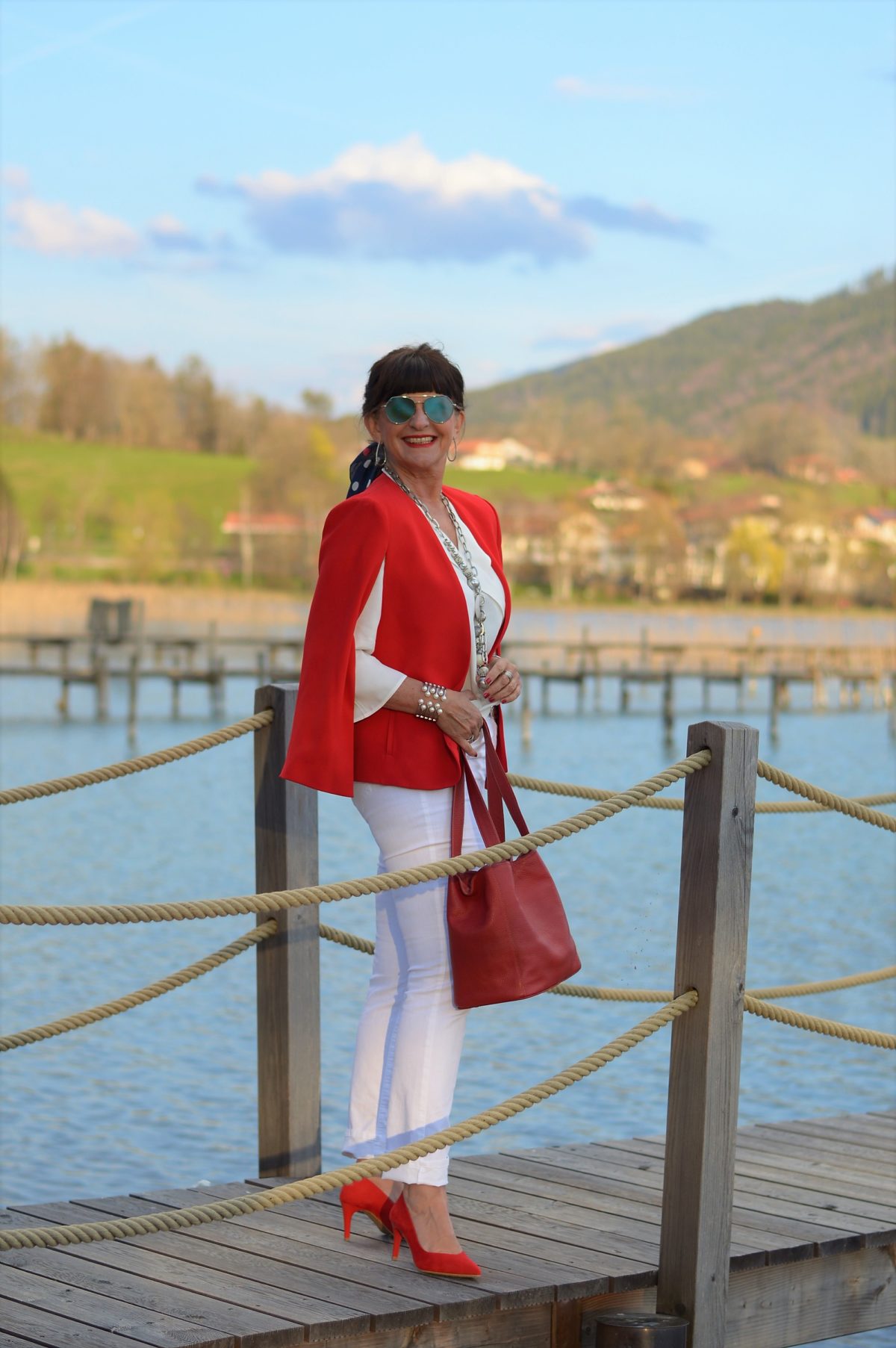 7 Looks für 7 Tage in weißer Jeans mit rotem Cape