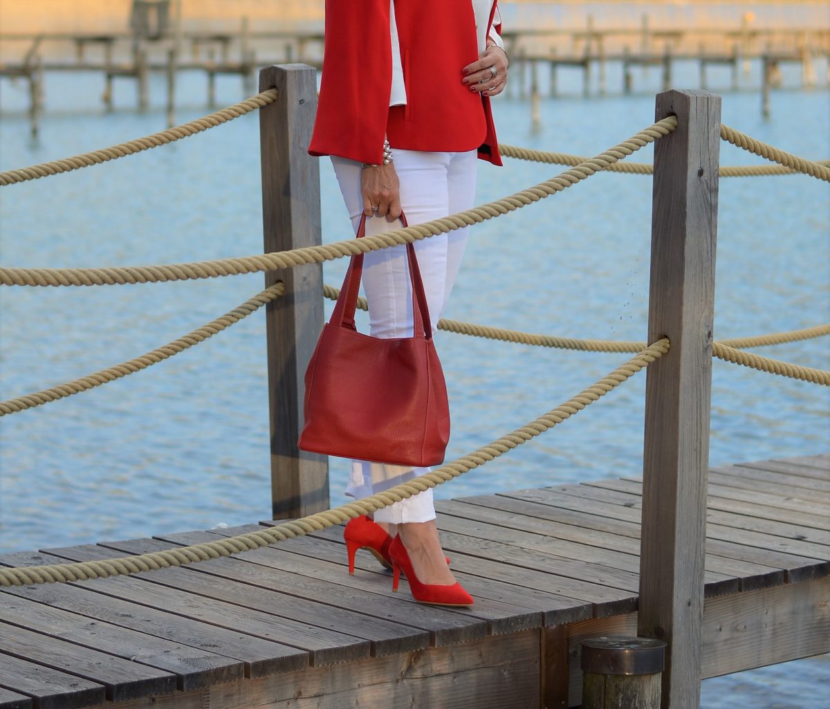 Rote Highheels mit rotem Cape