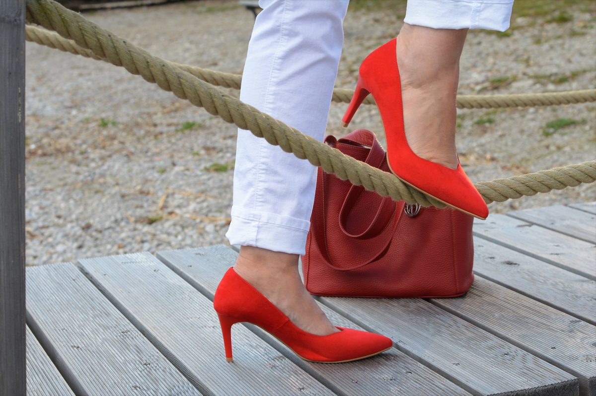 rote Highheels, rote Tasche