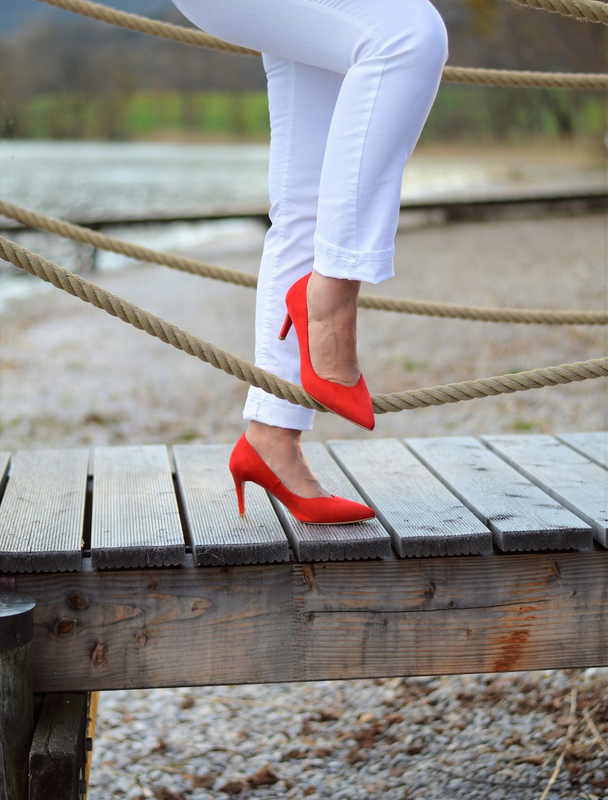 Rote Highheels am See
