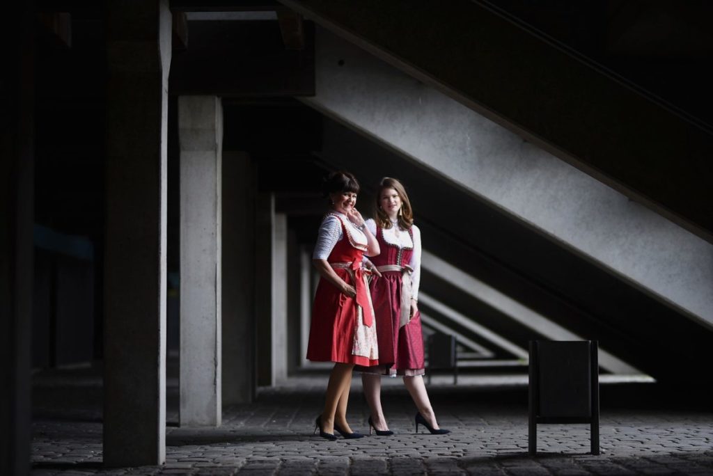 rote Dirndl für 2 Generationen