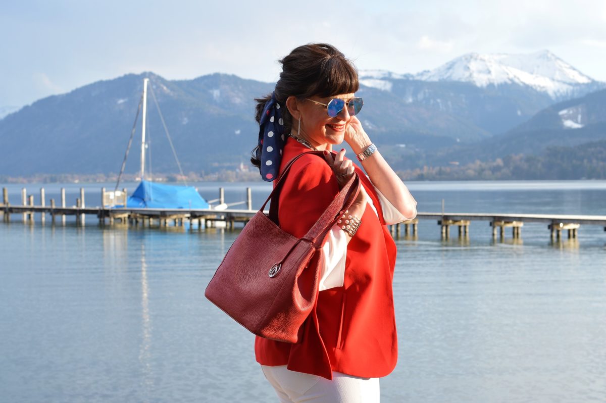 Weiße Jeans mit rotem Cape