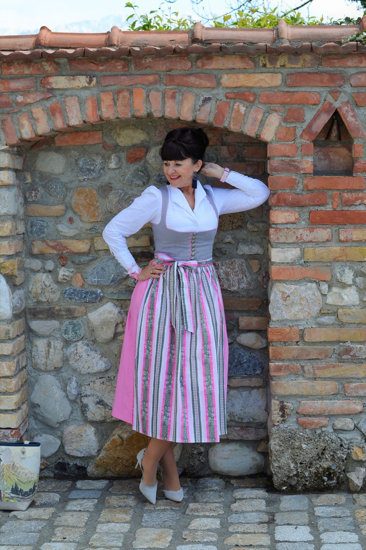7 Looks - Rosefarbiges Dirndl mit grau