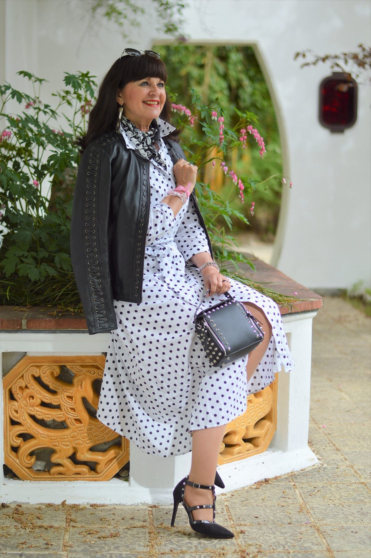 Hemdblusenkleid und Lederjacke