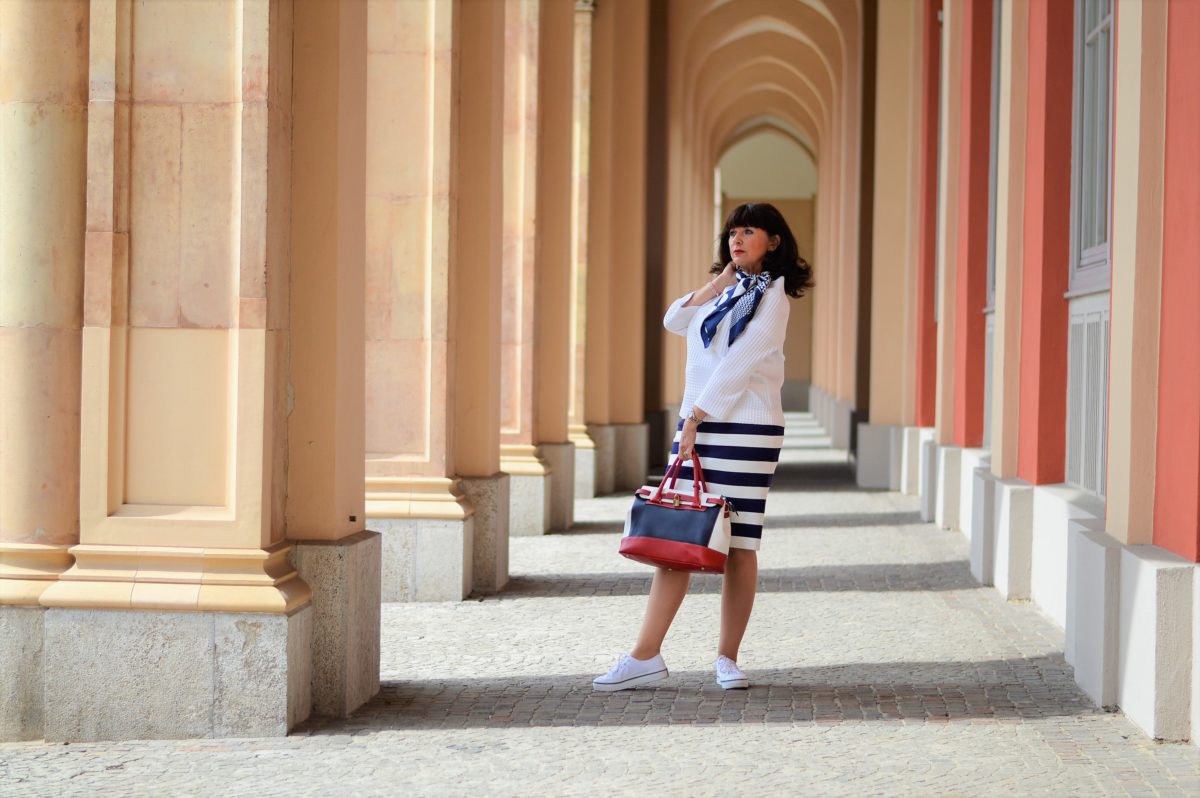 Sneakers zum gestreiftem Rock