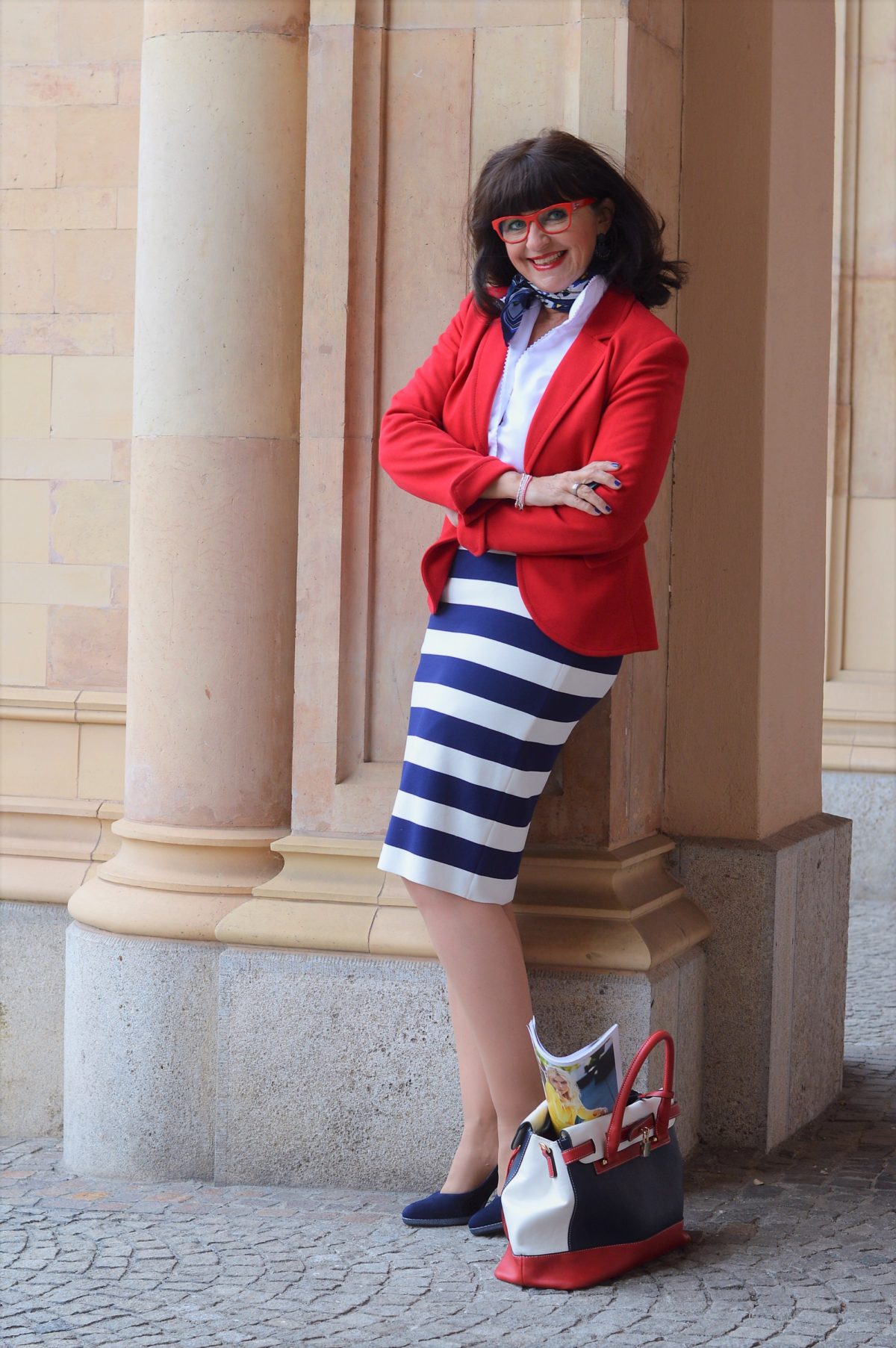 Roter Blazer mit gestreiftem Rock