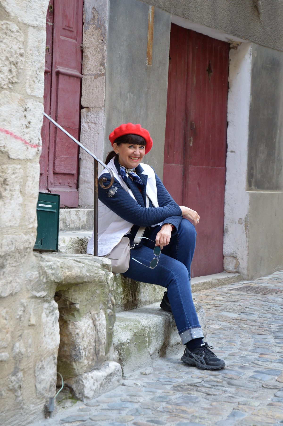 Jeans und weiße Weste