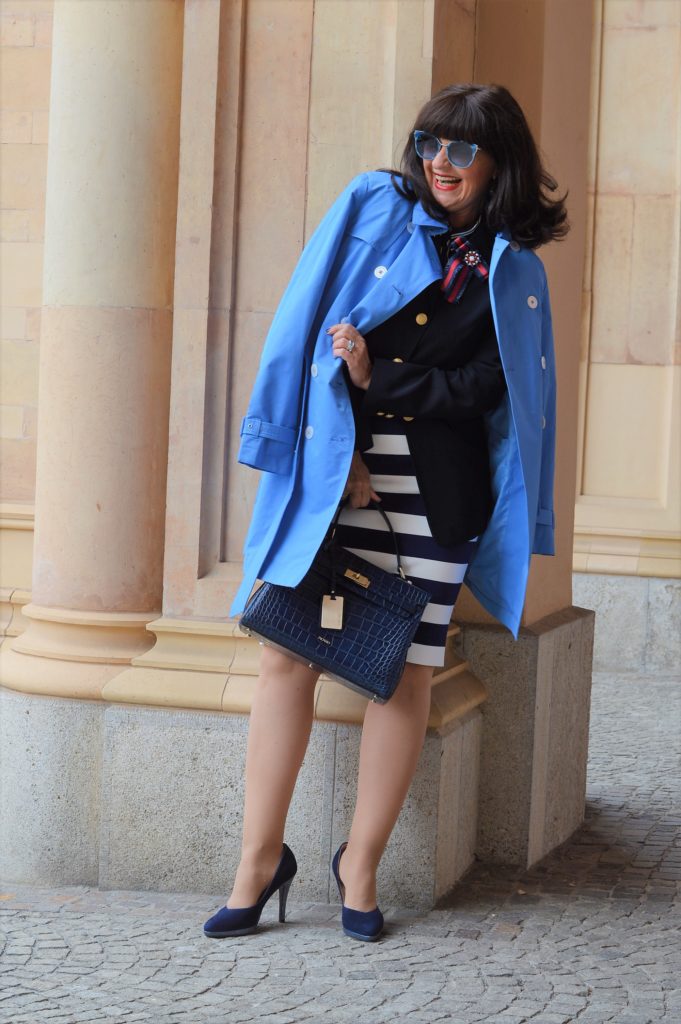 Trenchcoat kombiniert mit Rock