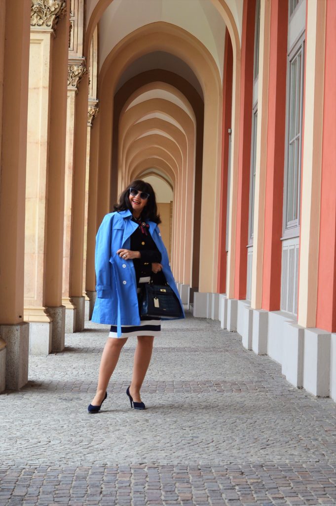 Blauer Trenchcoat mit rock