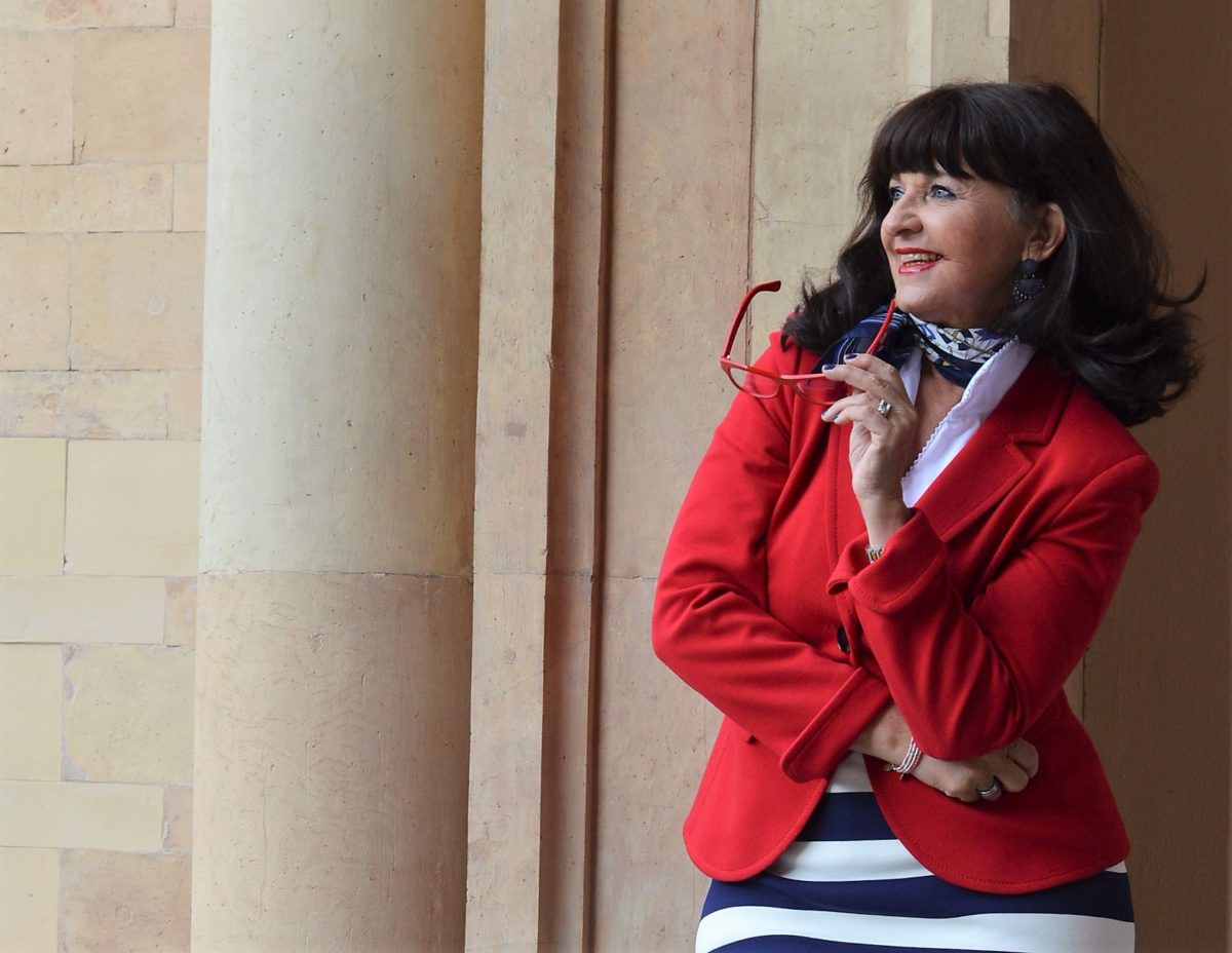 Roter Blazer und weiße Bluse
