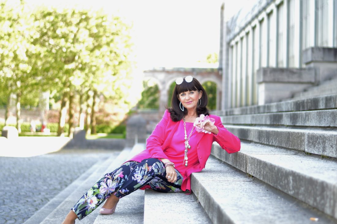 1 Teil - 5 Looks Sommerhose mit Blütenprint