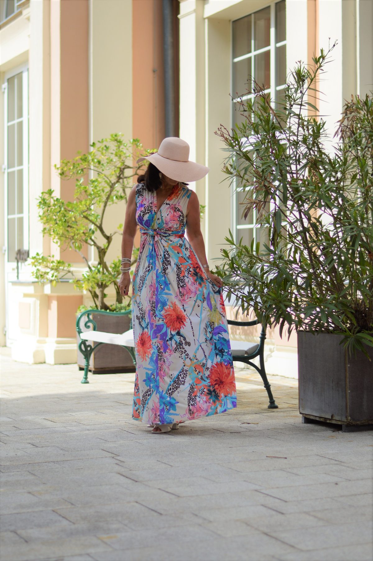 buntes Maxikleid mit Hut
