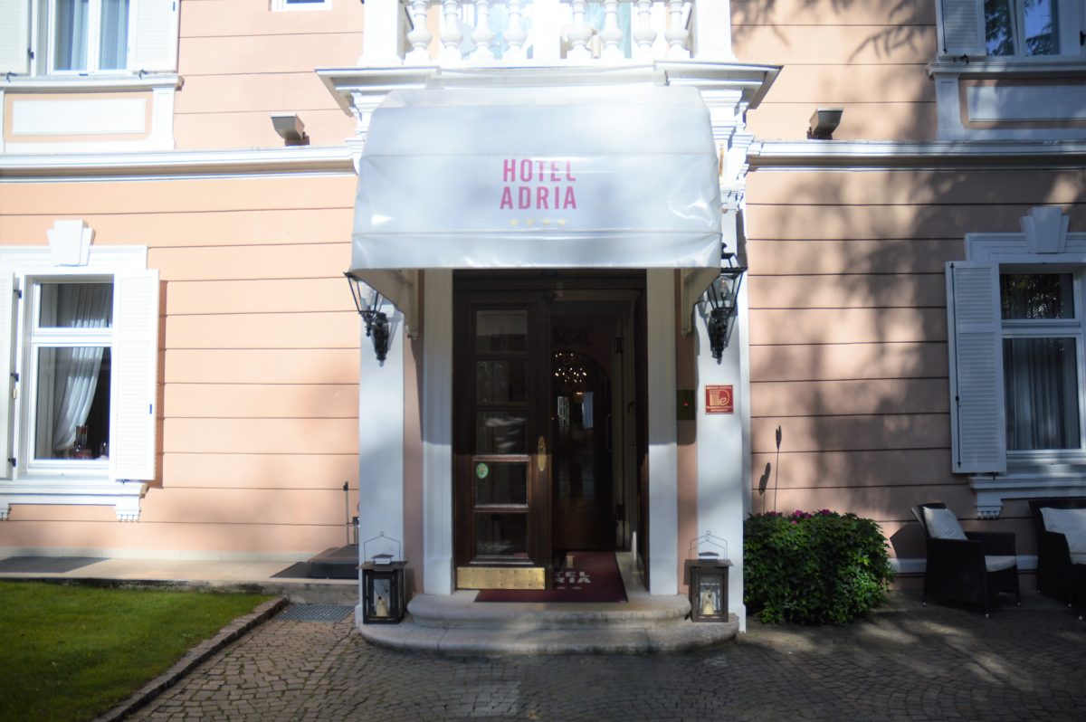 Eingang zum Hotel Adria Meran