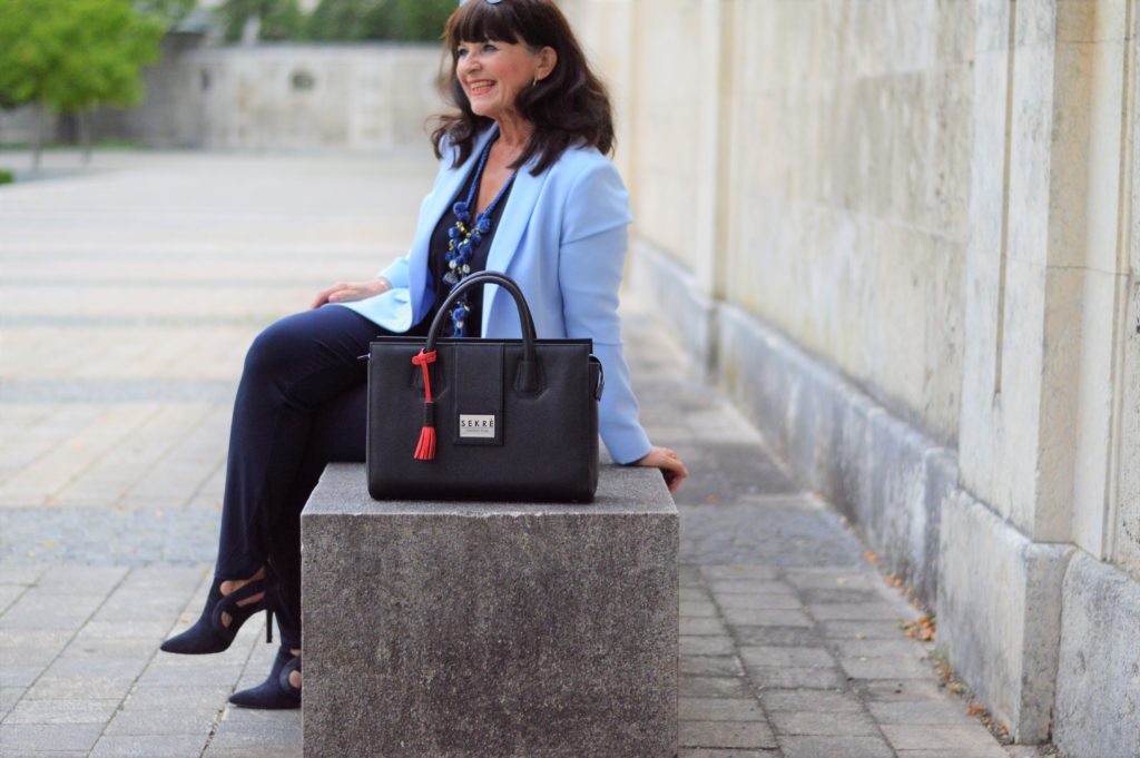 Jumpsuit und Luxushandtasche