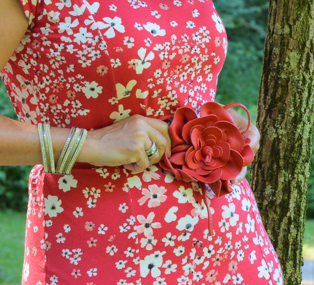 roter Gürtel mit Rose