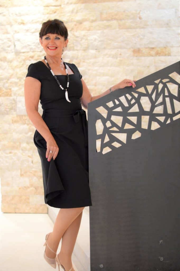 Schwarzes Kleid Dinner Party